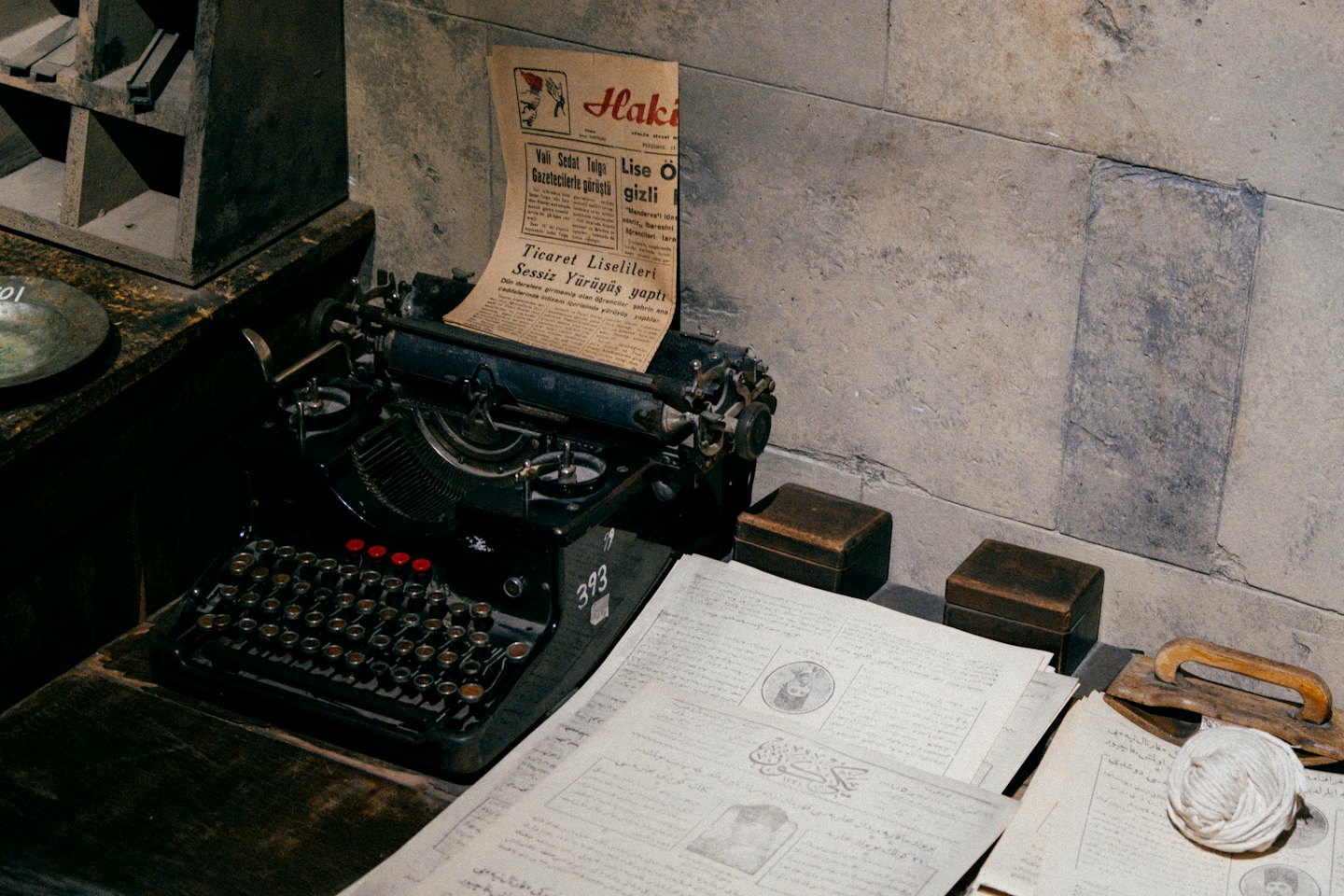 Macchina da scrivere vintage con giornale su una scrivania rustica.